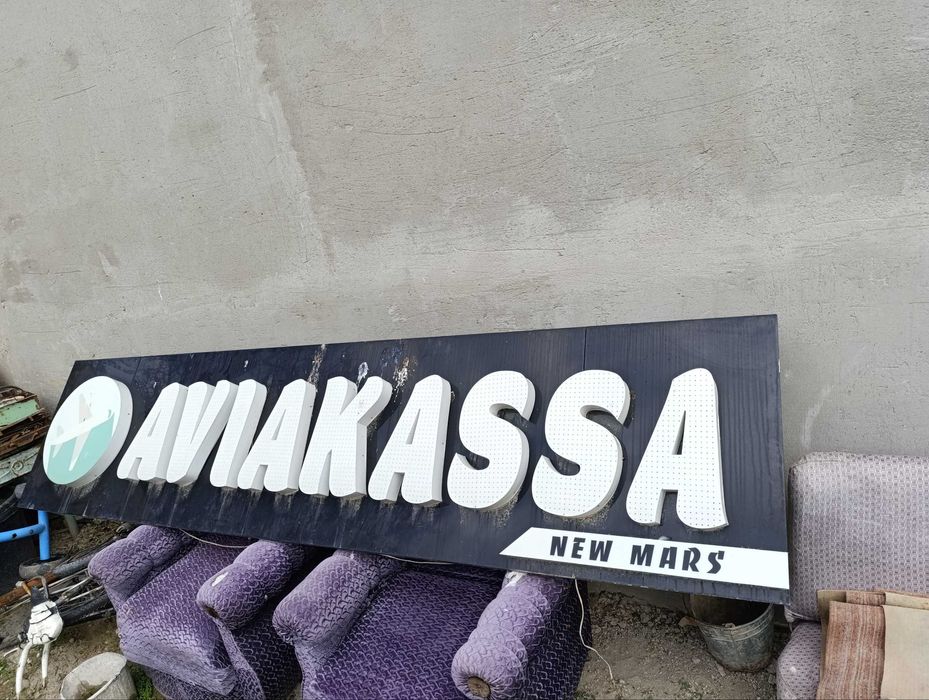 AviaKassa yozuvi reklamasi