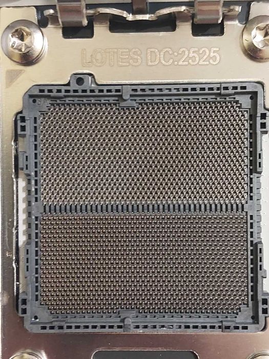 AMD Ryzen 7 9800X3D + Gigabyte B650 Aorus Elite AX ICE Wi-Fi