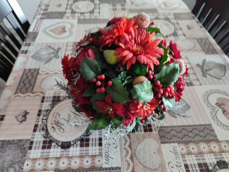 Саксия с изкуствени цветя