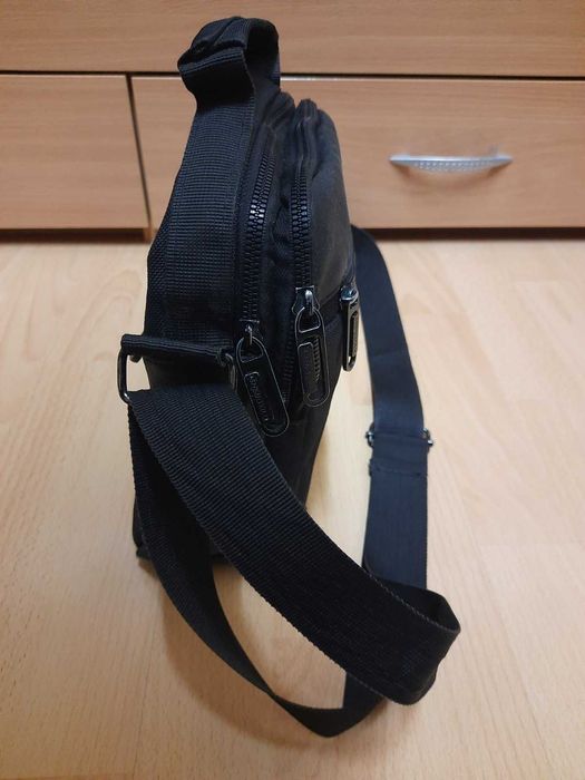 Мъжка черна стилна чантичка с множество отделения, ципове и презрамка