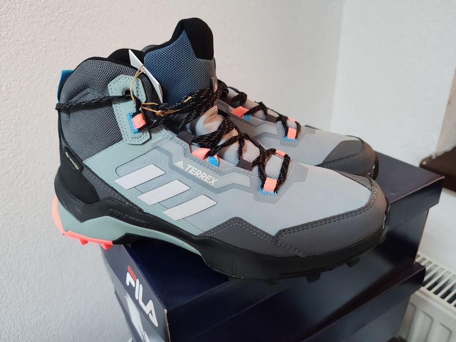 Vind ghete Terex Adidas mărimea 45  și 44.5 46