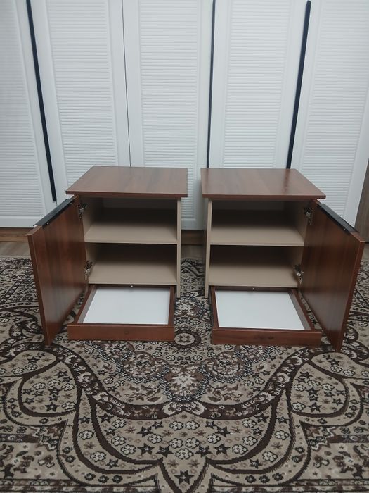 Прикроватные тумбочки.