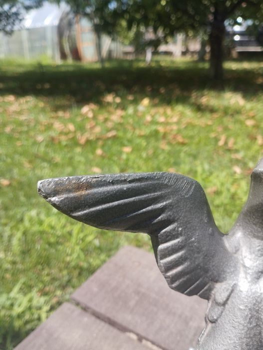 Метална статуетка птица