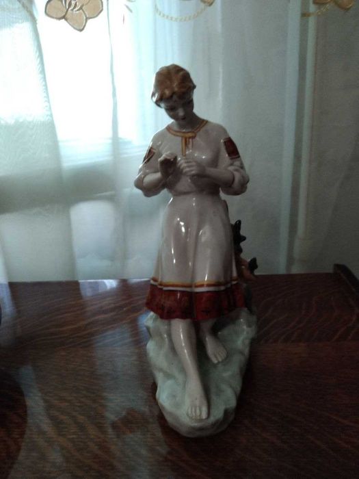 фарфоровая статуэтка Аленушка