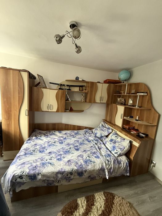 Mobilă dormitor completă cu pat matrimonial și spații de depozitare – stare foarte bună