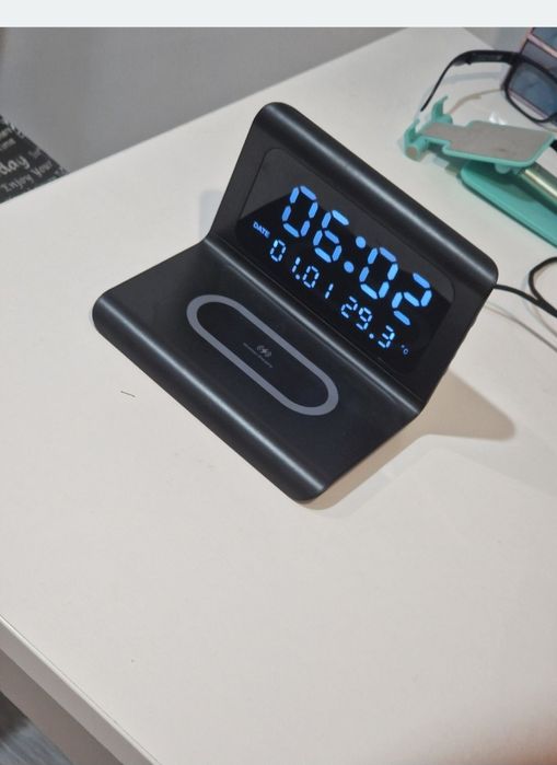 Încărcător wireless cu afișaj