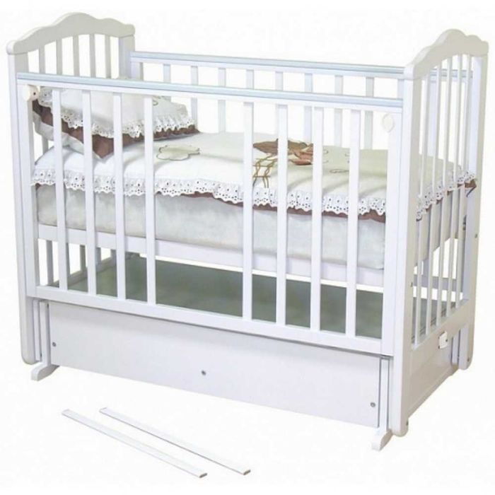 Кроватка детская, качающаяся + матрас с тумбочкой