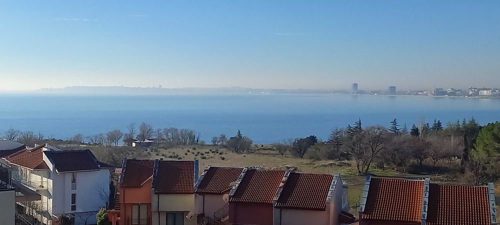 Продавам стилно обзаведен 3-стаен апартамент с гледка море в Св. Влас