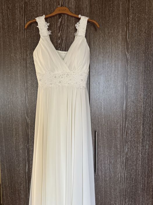 Стилна бяла рокля