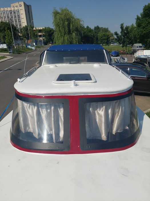 Vând barca cabinata cu motor și peridoc