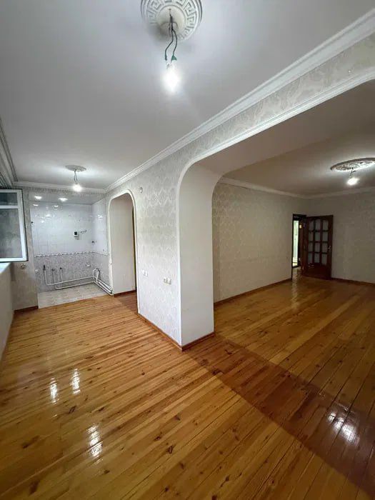 Квартира на Эльбек -Зор тв 3/2/4 общ пл 83м/77 серия ,2 балкона