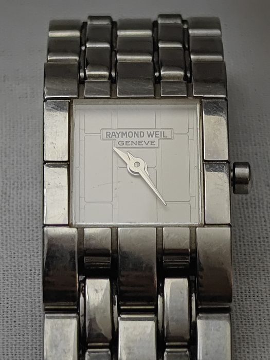 Продавам дамски часовник Raymond Weil