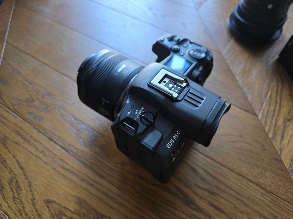 Canon r5c + cage, 2 carduri, 4 baterii