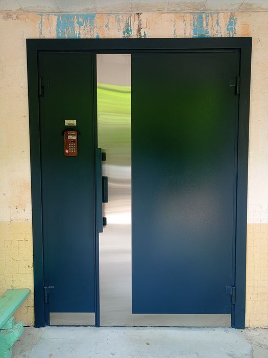 Изготовления  металлических подъездных дверей и установка домофона