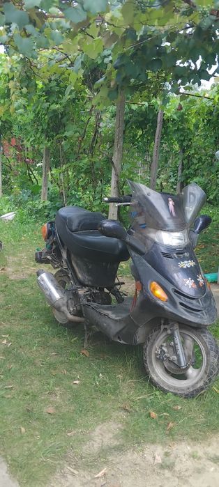 scuter kymco dink 49cc SCUTERUL ESTE VOPSIT POZELE SUNT INAINTE DE VOPSITERE ofer video cu scuterul acum