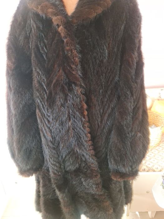 Палто от Норка с шал яка. Дължина до коляното и разкроено.