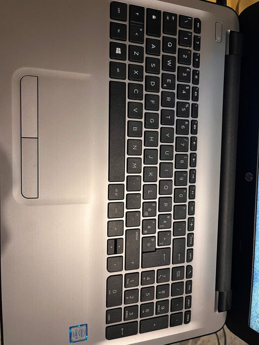 Leptop ' ul se poate vedea la domiciliu . nr afișat fun doar WhatsAppu