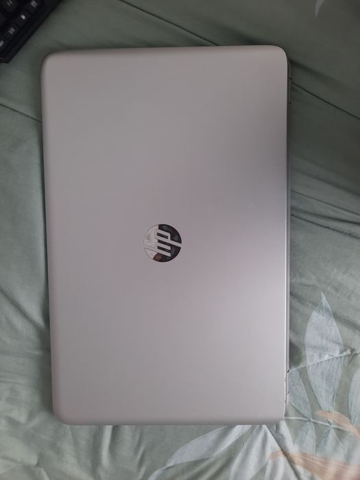 Ноутбук отлично подходящий для работы, зарядка и клавиатура в придачу.