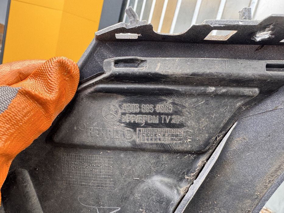 Продавам предна броня за мерцедес  C класа W205