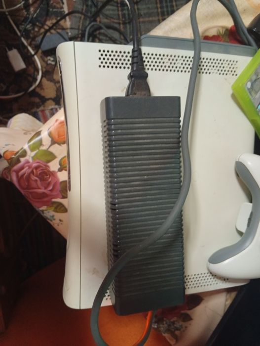 Vând Xbox 360,înstare foarte buna a fost folosit doar 3luni merge foar