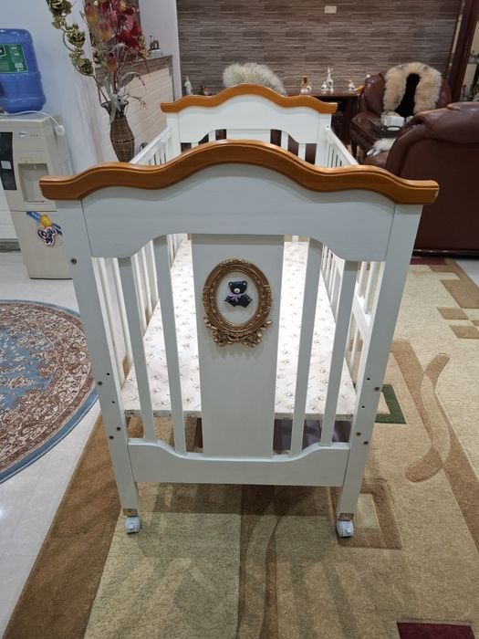 Детская кровать в отличном состоянии, зделано из обработанное дереводе