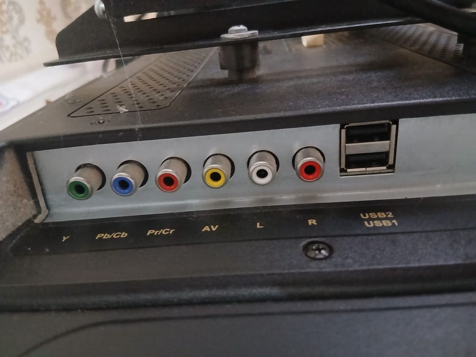 lED телевизор  81 см