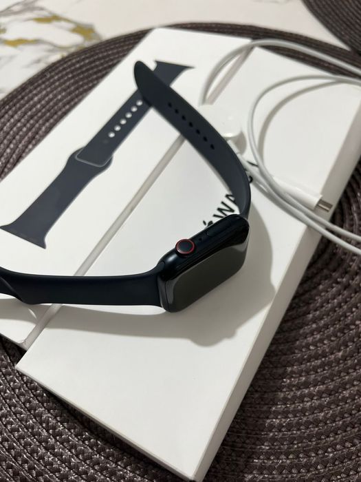 Продам часы Apple watch SE 2