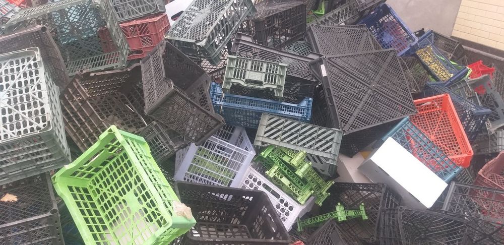 Plastik olamiz esti yashiklar