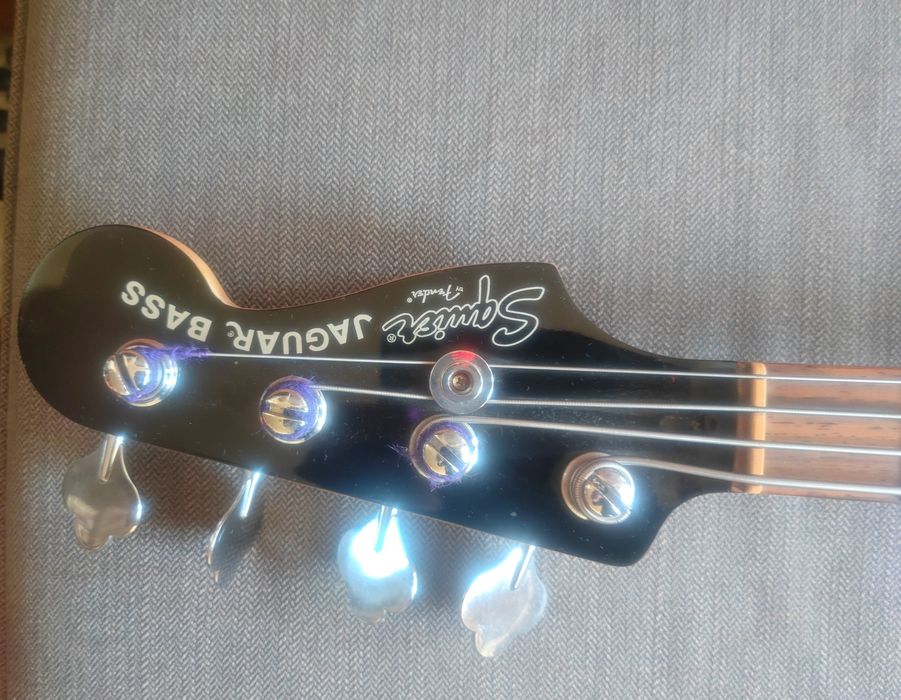 Продавам Скуайър Фендър джаз бас спешъл,къса скала.