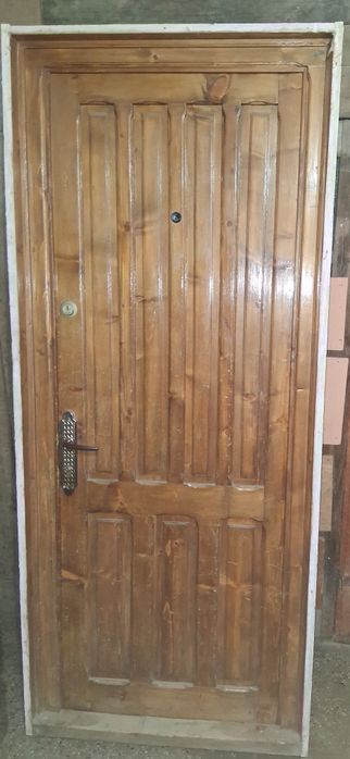 Vând o ușă masivă sculptată manual cu toc original