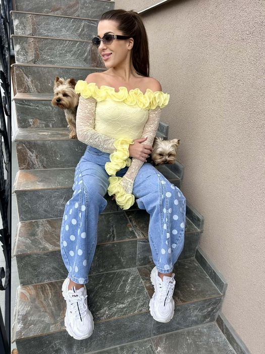 Страхотни дънки "балон" и уникално боди с къдрици