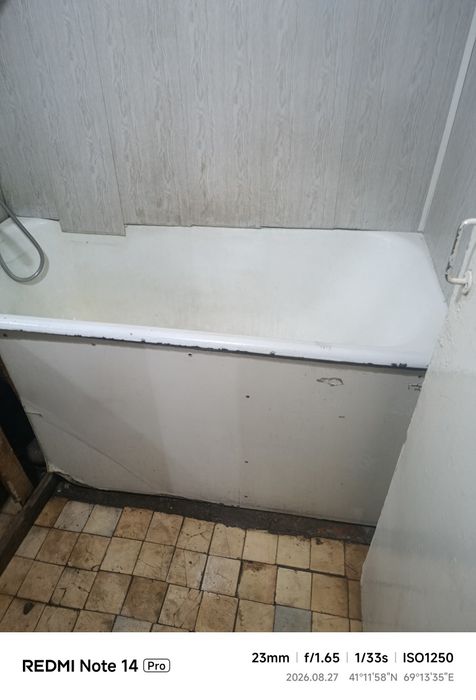 Kvartera qizlar va oyla uch
