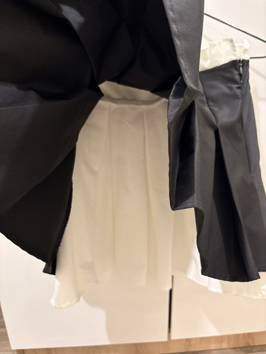 Стилна черна плисирана пола