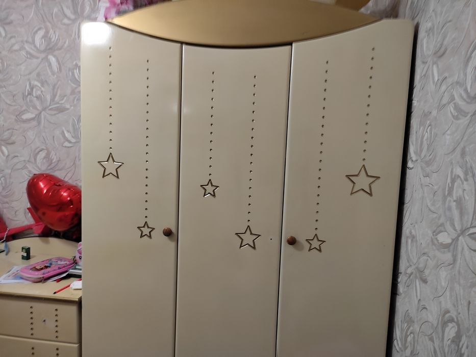 Продается детская мебель - шкаф для одежды и камод