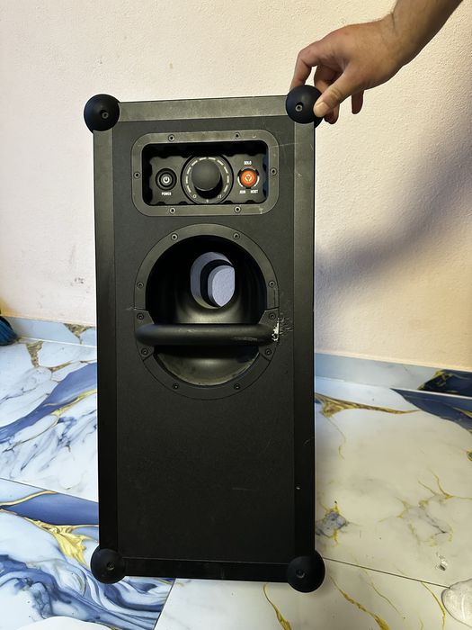 Vând boxă portabilă SOUNDBOKS 4 (Generația 4) în stare impecabilă, perfect funcțională, îngrijită și utilizată cu responsabilitate.
