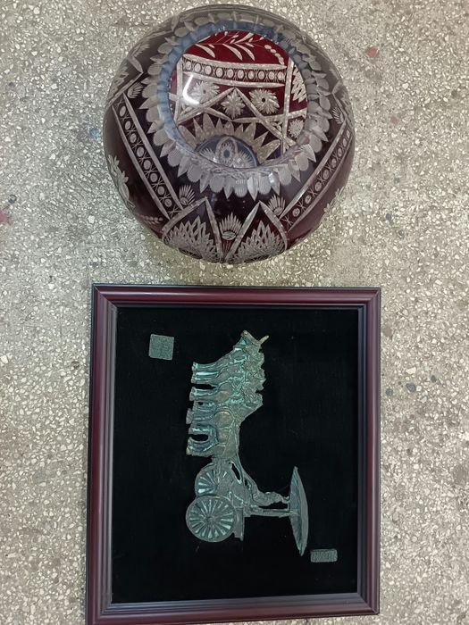 Bol sferic cristal  și carul  antic din bronz.