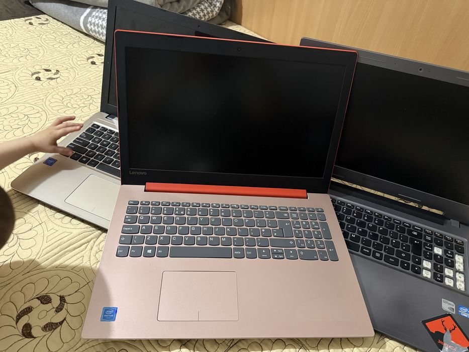 Vand 3 laptopuri pentru piese, Lenovo cel rosu este finctional !