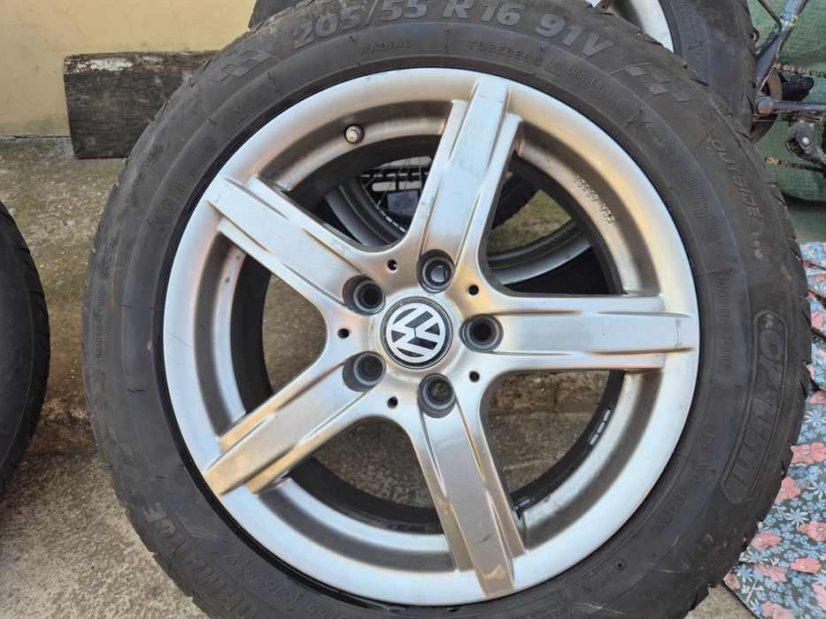 Продават се джантите с гумите