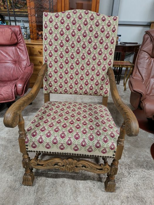 Дъбово кресло с дърворезба и гобленова дамаска
