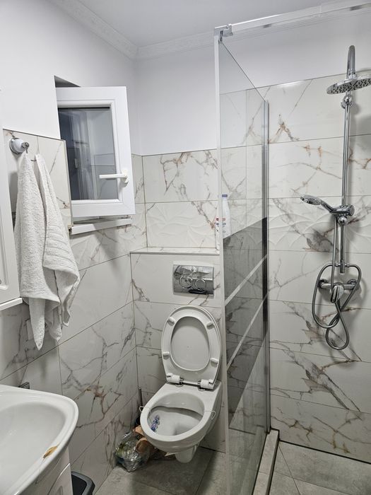 Închiriez casuta la Curtea