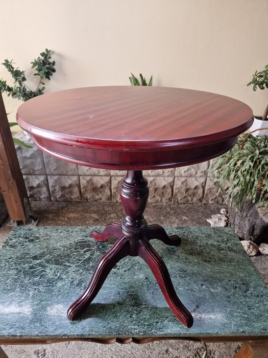 Чудесна антикварна помощна дървена масичка