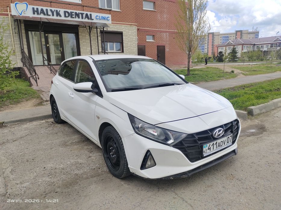 Машина hyundai i20 2023