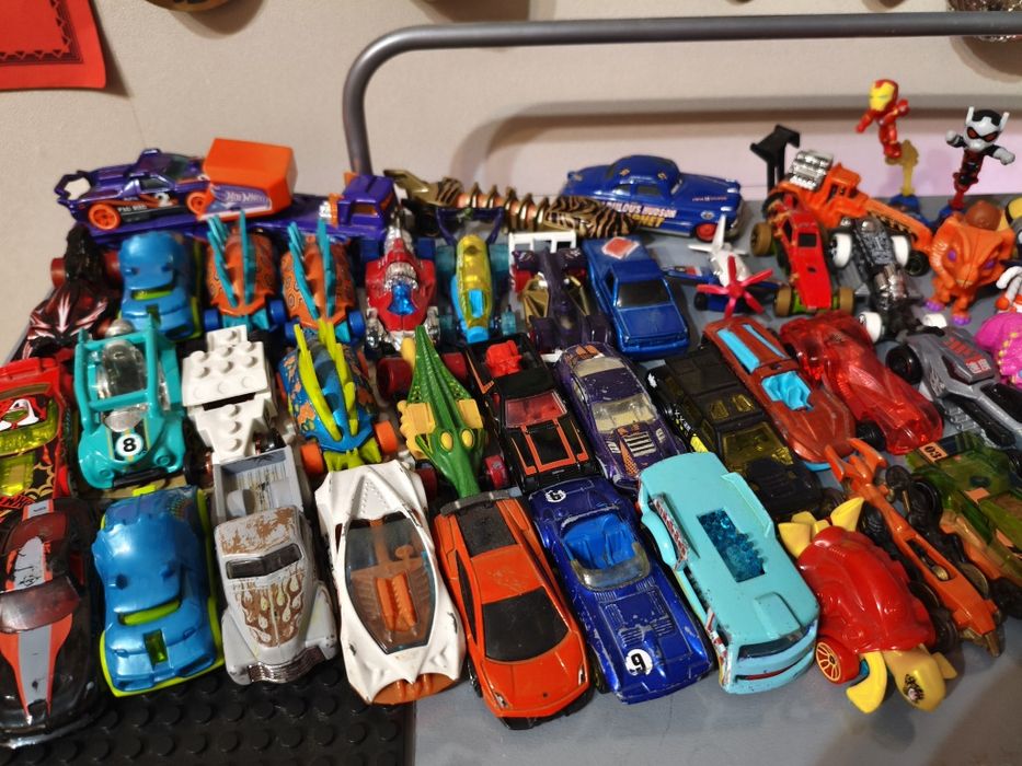 Продаю hot-wheels