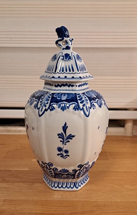 Vaza/ urnă Delft pictata manual