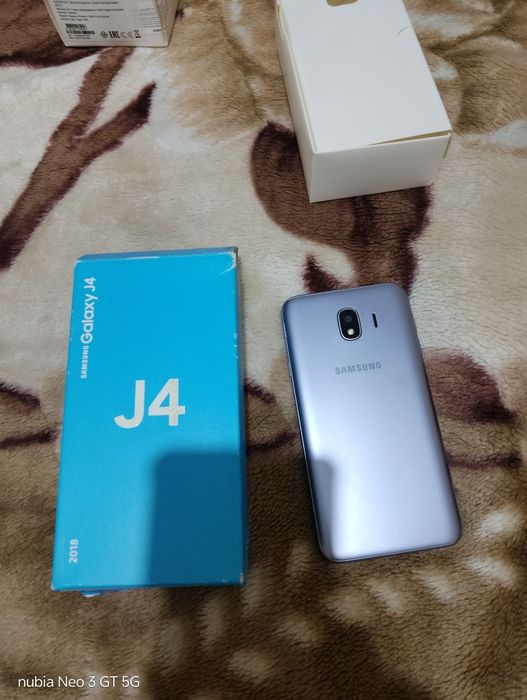 Телефон Самсунг Галакси j4
