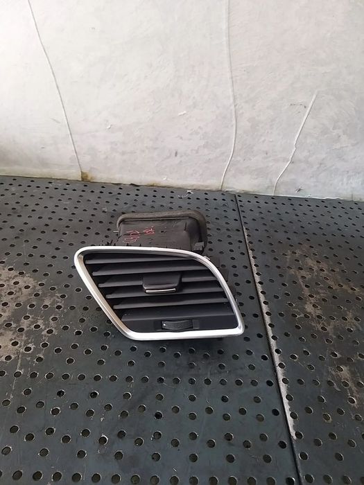 Grila ventilatie bord dreapta audi q3 8u 8u1820902b
