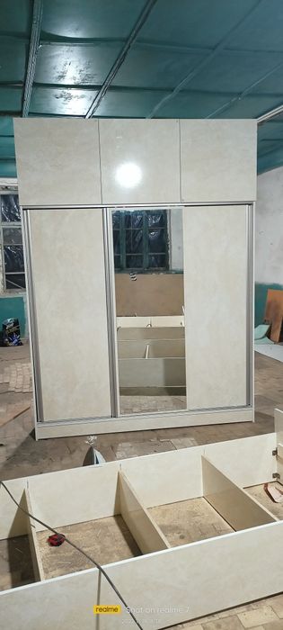 Kiyim shikaf sotiladi