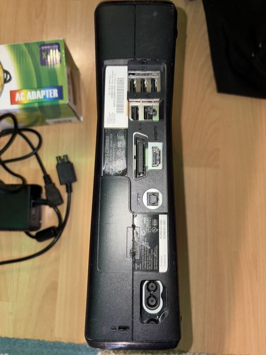 Xbox 360 slim с чисто ново захранване