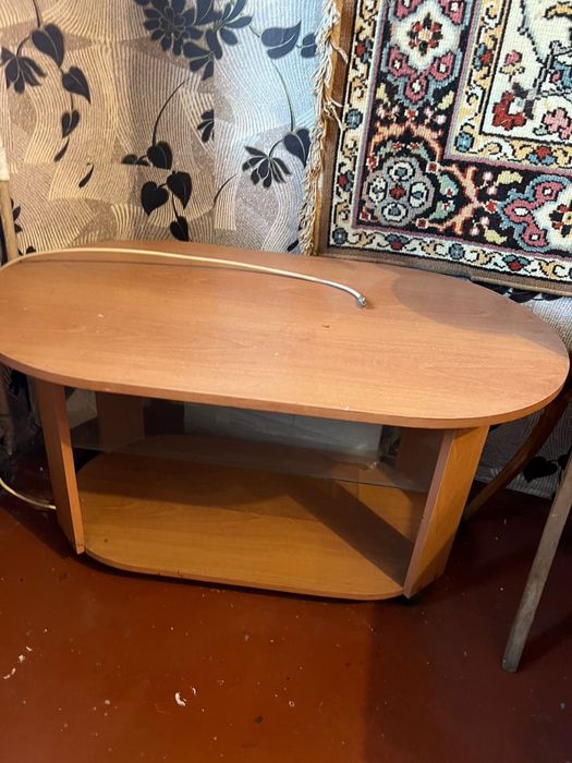 Отдам даром стол и сервант