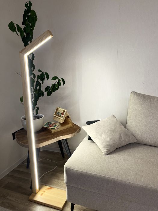 Напольная лампа из дерева